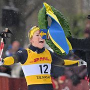 Johanna Hagström tar emot segerkransen.