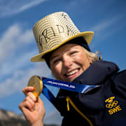 Karlsson i en guldhatt som hon säger att hon fick av ”norsk media” efter dagens dominans. 