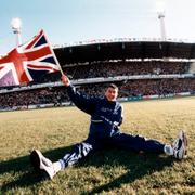 1995, Jonathan Edwards viftar med den brittiska flaggan efter sitt världsrekord på Ullevi. Arkivbild.