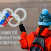 En rysk supporter utanför Internationella olympiska kommittén, IOK:s, kontor i Lausanne, Schweiz. 