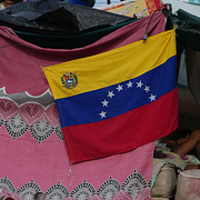 Till vänster: FN-toppen Tom Fletcher under ett besök i Venezuela. Till höger: Bild från staden La Guaira, som drabbades hårt av de dubbla jordbävningarna.