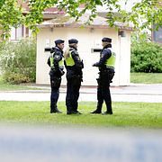 Poliser i en insats i Örebro 2025.