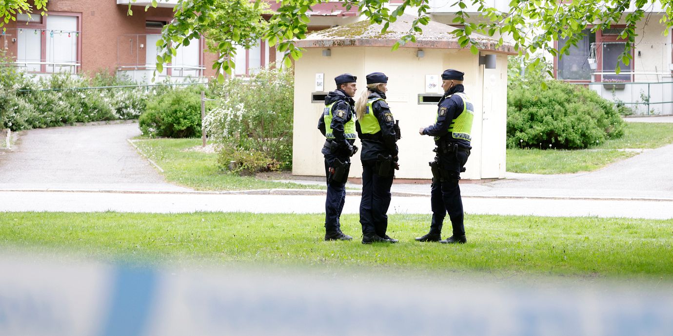 Poliser i en insats i Örebro 2025.