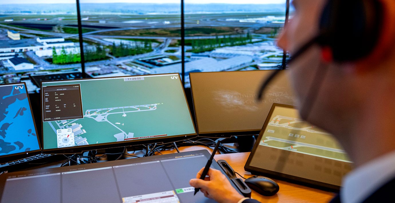 Flygledare i trafikkontrolltornet på flygplatsen Sturup i Skåne. Arkivbild.
