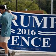 Studenter i Virginia bär runt på Trump-skylt.