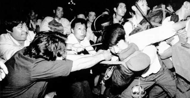 En man försöker dra iväg en kinesisk soldat i samband med att civilbefolkningen i Pekings försökte hindra militären från att nå fram till demonstranterna på Hummelska fridens torg, 3 juni 1989.  Mark Avery / Ap
