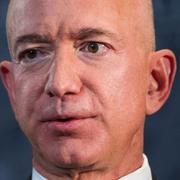 Jio Platforms ägare Mukesh Ambani med fru/Jeff Bezos.