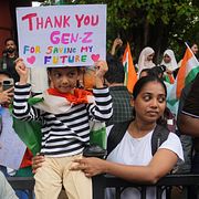 Demonstranter i Indien firar efter beskedet att Indiens utbildningsminister Dharmendra Pradhan avgår, vilket var ett av kraven.