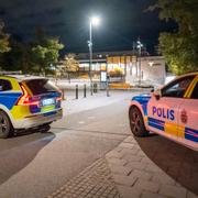 Polis på plats och avspärrningar vid Rosengård station i Malmö natten till fredagen.