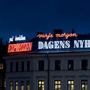 Expressen- och Dagens Nyheter-skyltarna i neon vid Slussen.
