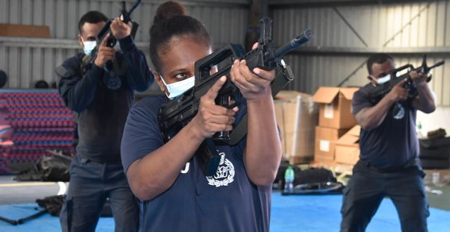 Poliser på Salomonöarna tränar med replikerna. Royal Solomon Islands Police Force