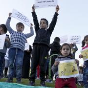 Syriska barn protesterar utanför FN-ambassaden i Beirut, Libanon, 26 december.