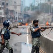 Polisofficer med vapen i Bangladesh i augisti 2024.