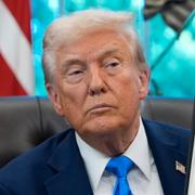 Under fredagen skrev Trump under en presidentorder om visumregler. Kort efter det bröt stor förvirring ut. 