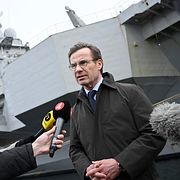 Statsminister Ulf Kristersson innan det bilaterala mötet ombord det franska hangarfartyget Charles De Gaulle i Malmö.