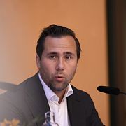 Biståndsminister Benjamin Dousa (M) under regeringens sommarfika på innergården i Rosenbad.