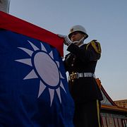 En vakt i Taipei med den taiwanesiska flaggan.