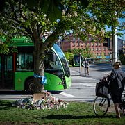 Arkivbild från maj: Blommor och ljus på minnesplatsen för den flicka som dog när hon blev påkörd av en bil på ett övergångsställe.
