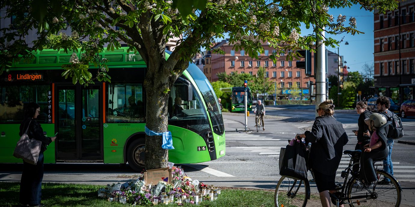 Arkivbild från maj: Blommor och ljus på minnesplatsen för den flicka som dog när hon blev påkörd av en bil på ett övergångsställe.