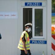 Gränspolis vid tysk-österrikiska gränsen i Oberaudorf.