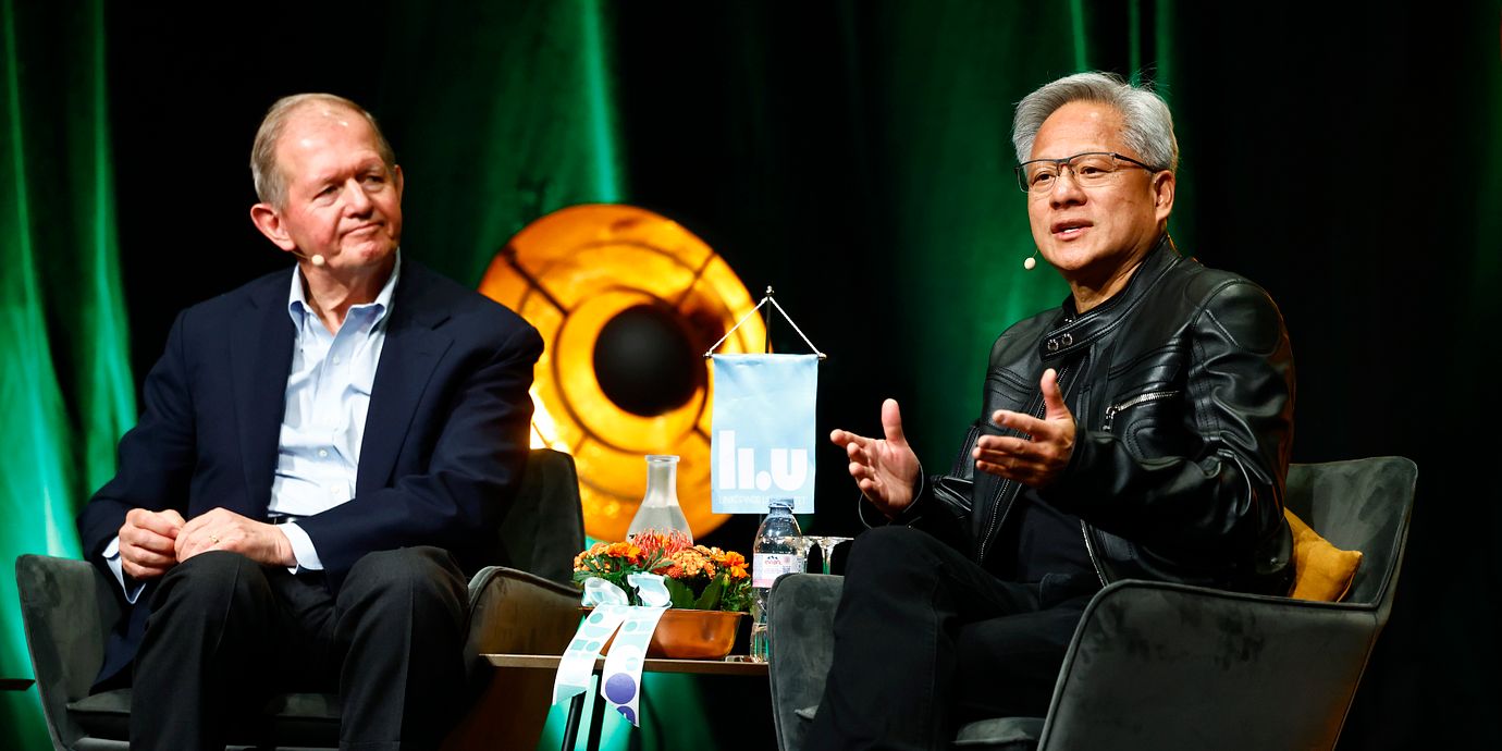 Marcus Wallenberg med Nvidias medgrundare och vd Jensen Huang, när den senare blev hedersdoktor vid Linköpings universitet i maj förra året.