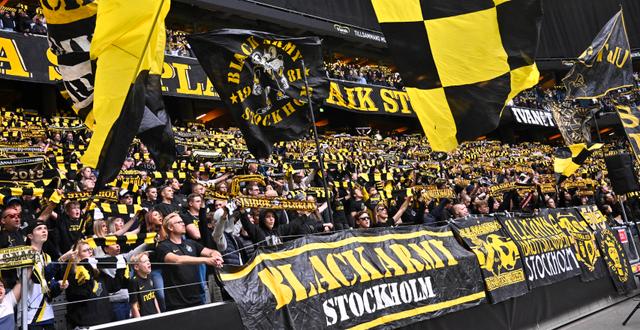 AIK-supportrar på läktaren inför söndagens fotbollsmatch i allsvenskan mellan AIK och Kalmar FF. Christine Olsson/TT