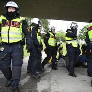 Poliser på plats vid Järvafältet i Stockholm. 