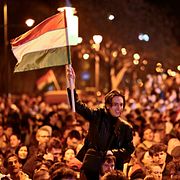 Ungrare firar maktskiftet i Budapest.