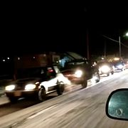Bilar evakuerar på ön Kodiak.