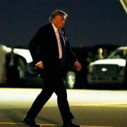 President Donald Trump går på planet för att flyga från Kanada till Vita huset. 