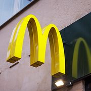 McDonalds logga utanför en av kedjans restauranger i Sverige.