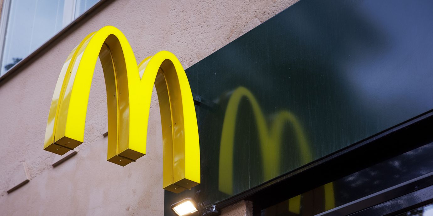 McDonalds logga utanför en av kedjans restauranger i Sverige.