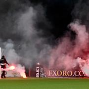 Bengaler kastas in på plan under söndagens fotbollsmatch i allsvenskan mellan Djurgårdens IF och AIK på Tele2 Arena i Stockholm.