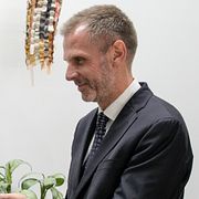 Den tidigare digitaliseringsministern Karianne Tung, som inte ville ha ett förbud mot smarta glasögon, lämnar över en nyckel till efterträdaren Torgeir Micaelsen. Bilden togs i fredags.