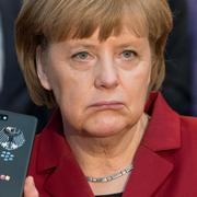 Arkivbild: Angela Merkel med en ”avlyssningssäker” Blackberrytelefon vid Cebitmässan 2013.