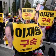 Protester utanför Seouls distriktsdomstol i Sydkorea.