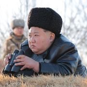 Kim Jong-Un övervakar avfyrningen av en kryssningsrobot, enligt den nordkoreanska nyhetsbyrån KCNA som publicerat bilden.