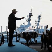 Donald Trump talar ombord på hangarfartyget USS George Washington.