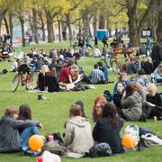 Ungdomar i Uppsala festar och picknickar under vaborgsfirandet på onsdagen.