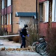 Polisens kriminaltekniker undersöker den skadade entrén till ett flerfamiljshus i Höganäs.