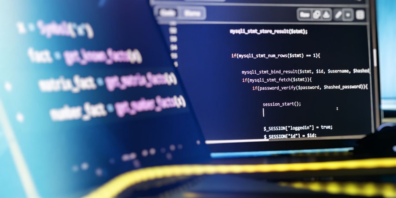 Illustrationsbild, serverdelskodning med php-källkod på skärmar.