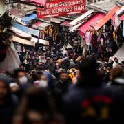 En gatumarknad i Istanbul under fredagen. 