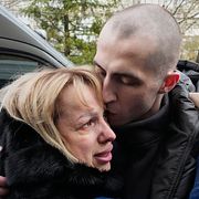 En ukrainsk militär kramar sin mamma efter att han släppts fri i fångutväxlingen.