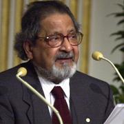Författaren och Nobelpristagaren i litteratur V.S. Naipaul föreläser på Börshuset i Stockholm.