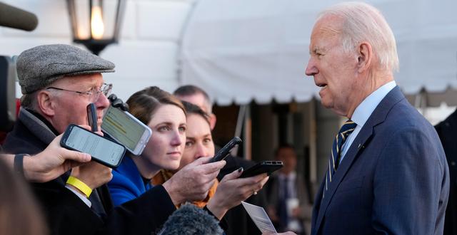 Joe Biden svarar på reportrars frågor, arkivbild.  Susan Walsh / AP