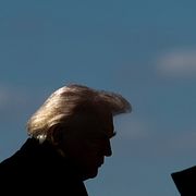 Donald Trump har hotat med massiva attacker mot Irans oljeanläggningar och broar.