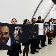 Greenpeace-aktivister demonstrerar för sina kollegors frigivning.