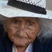 Julia Flores Colque utanför sitt hem i Bolivia 2018. Enligt hennes id-kort var hon född år 1900. Det skulle ha kunnat göra henne till världens äldsta levande person innan hon dog 2019. Med drygt 118 år hör hon i så fall till de människor som levt längst. Allra äldst blev fransyskan Jeanne Calment som var 122 år gammal när hon dog. Men det är få som blir så gamla: Dödligheten när någon väl blir 100 år är rätt så oförändrad, säger Karin Modig, docent i epidemiologi, till Omni.