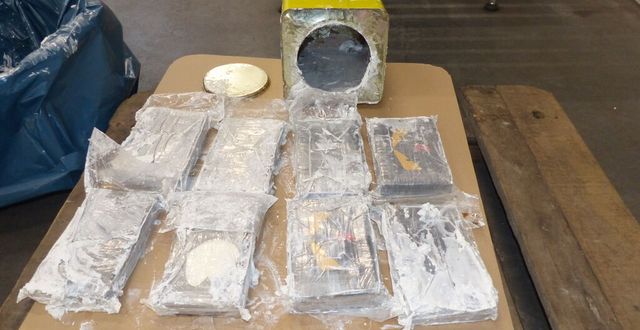 Tyska tullens bilder visar hur kokainet smugglats i metallburkar avsedda för spackel Zollfahndungsamt Hamburg