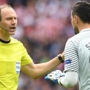 Jonas Eriksson och Kroatiens målvakt Danijel Subasic.